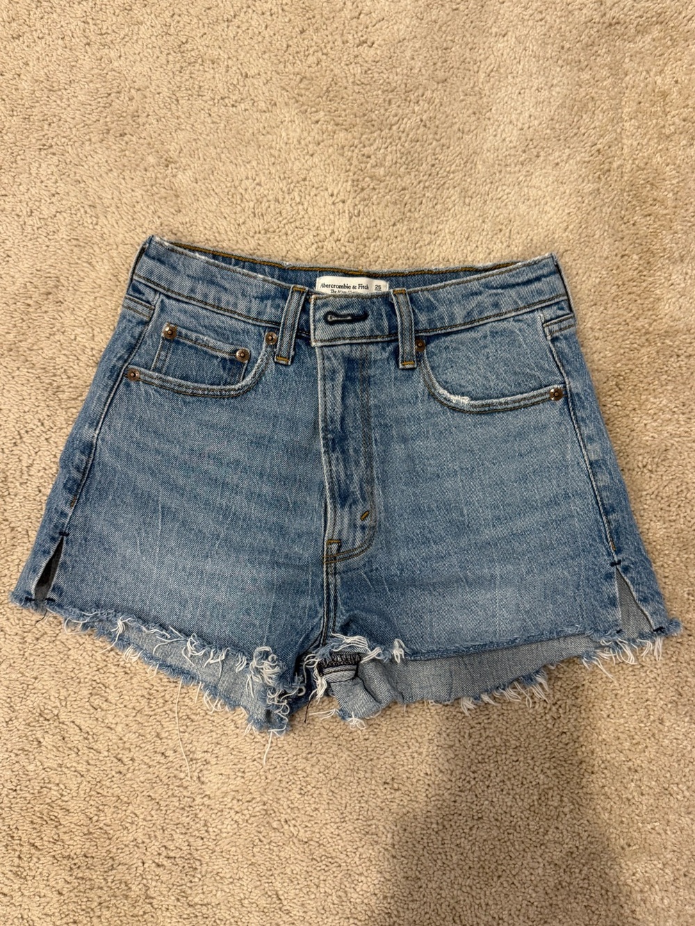 Abercrombie & Fitch Shorts (THE MOM SHORT HIGH RISE)